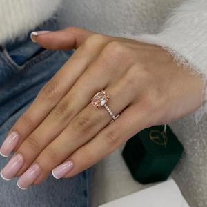 Anillo de Compromiso con Diamante Ovalado Rosa de Lujo con Piedras Laterales Redondas, Anillo Halo de Oro Rosa de 14K, Regalo de Aniversario, Joyería Fina para Novia - Product Image 3