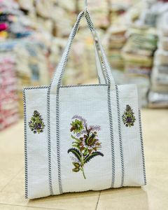 Bolso Tote de Algodón Acolchado Blanco con Bordado Floral, Bolso de Hombro Hecho a Mano para Viajes y Uso Diario - Product Image 2