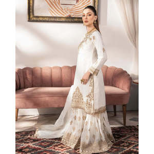 Bel ensemble haut-bas et Dupatta pour femmes avec travail de séquence de broderie lourde - Product Image 2