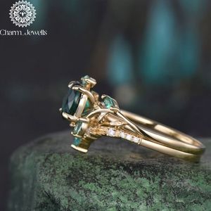 Bague de fiançailles vintage pour femme en argent plaqué or 18 carats avec moissanite taille coussin et motif végétal serti à griffes - Product Image 4