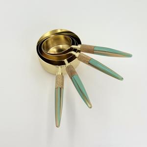Accesorios de Cocina, Juego de 4 Utensilios para Hornear, Cucharas y Tazas Medidoras de Acero Inoxidable con Recubrimiento PVD Dorado, Mango de Resina de Alta Calidad - Product Image 2