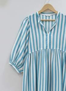 Robe midi pour femme, imprimé floral, 100% coton, formelle, été, faite à la main, tie-dye, coupe trapèze, col en V, taille naturelle, respirante, écologique - Product Image 2