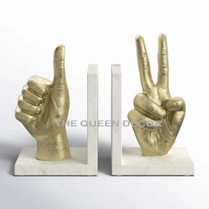 Elegantes sujetalibros decorativos de aluminio con forma de mano humana en mármol y chapado en oro, juego de 2 para mesa. - Product Image 1
