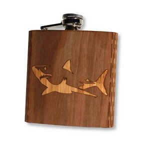 กระติกน้ำทรงกระบอกโลหะหุ้มไม้ลายฉลาม ดีไซน์ทันสมัย พกพาสะดวก เหมาะสำหรับการเดินทาง ของขวัญ และใช้ในบาร์ส่วนตัว จากอินเดีย - Product Image 1