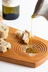 Tabla de cortar redonda de madera con asa, diseño de veta natural, para uso en la cocina. - Product Image 6