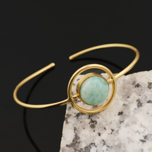 Bracelet de fête classique en Amazonite naturelle taillée ovale, manchette ouverte en laiton plaqué or 18 carats, ajustable, minimaliste, pour femme - Product Image 2