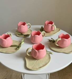 Juego de Taza y Platillo de Cerámica Hechos a Mano con Diseño Moderno de Tulipán Rosa para Hogar u Oficina, Color Personalizado Aqudus Saleem |   KAYANN Personalizado - Product Image 1