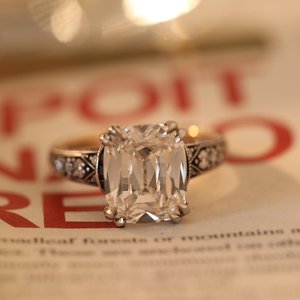 Bague Solitaire Premium en Or Massif 18K Bicolore avec Diamant de Laboratoire de 4,5 carats, Coupe Ancienne Inspirée de l'Époque Antique, Accents Saphir Bleu - Product Image 4