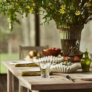 Jarrón de Mármol con Borde Ondulado en Forma de Flor, Hecho a Mano con Diseño Contemporáneo para Decoración de Sala de Estar - Product Image 4