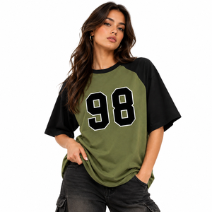 T-shirt ample vert olive de qualité supérieure pour femme, coupe raglan, avec impression de numéro personnalisée, épaules tombantes, style universitaire streetwear, coupe carrée - Product Image 1