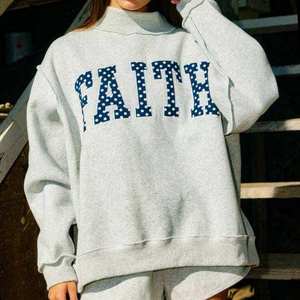 เสื้อสเวตเชิ้ตผู้หญิงทรงโอเวอร์ไซส์ คอกลม สีเทา พิมพ์ลายตัวอักษร Faith ไหล่ตก ผ้าถักเนื้อฝ้าย คอเต่า 100% ผ้าฝ้าย - Product Image 2