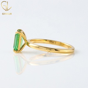 Bague de fiançailles minimaliste solitaire en or 14 carats avec pierre précieuse en moissanite verte taille émeraude - Product Image 6