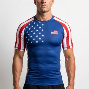 Chemise de surf pour homme à manches courtes, personnalisable avec drapeau américain, séchage rapide, UPF50+, respirante, antibactérienne, impression numérique - Product Image 1