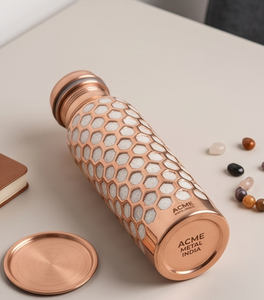 Botella de Agua de Cobre con Patrón Hexagonal de Textura Blanca y Dorada, Elegante y Ecológica para Uso Diario, Yoga, Gimnasio, Viajes, Regalo - Product Image 4