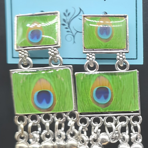 Boucles d'oreilles pendantes rectangulaires en argent oxydé à double rangée, motif plumes de paon, avec pampilles Ghungroo suspendues - Product Image 1
