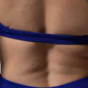Sujetador deportivo morado con logo personalizado para mujer, cuello redondo, tirantes finos, top corto sin costuras para entrenamiento, conjunto de gimnasio, ropa deportiva al por mayor - Product Image 5