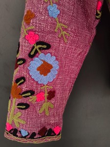 Exquisita Chaqueta de Algodón Kashmiri Acolchada y Bordada a Mano con Vibrante Trabajo Floral de Crewel e Intrincado Bordado Aari, Transpirable - Product Image 4