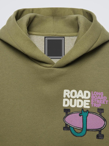 เสื้อฮู้ดลายกราฟิกสีเขียวมะกอกสำหรับผู้ชายแบบพรีเมียม – เสื้อพิมพ์ลายแบบสวมหัว ผ้าคอตตอนผสมเนื้อนุ่ม เสื้อสตรีทแวร์ระบายอากาศได้ดี - Product Image 2