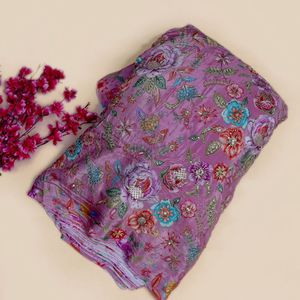 Charmant tissu en crêpe léger brodé de fleurs lilas mauve avec des accents de sequins complexes, style ethnique indien pour mariage AMBICA - Product Image 3