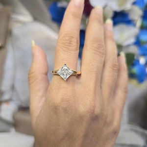 Bague de fiançailles en moissanite taille princesse East West 2,00 CT, bague d'anniversaire solitaire carrée en or jaune 14 carats - Product Image 5