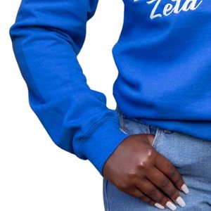 Sudadera Unisex de Felpa Premium con Parches Bordados de Chenilla Azul Rey Zeta Phi Beta y Letras Griegas - Product Image 4