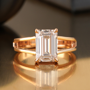 Anillo de Compromiso de Oro Rosa de 14K con Diamante Cultivado en Laboratorio de Corte Esmeralda de 3.01 CT, Estilo Solitario de Tallo Dividido - Product Image 1