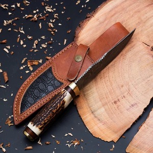 Couteau de camping artisanal personnalisé avec manche en corne |   Lame en acier de Damas, personnalisation ODM et étui en cuir inclus - Product Image 3