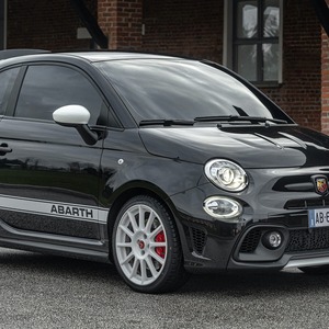 Abarth 595 Racing, Hatchback Deportivo de Gasolina Turbo, Inspirado en las Carreras, Suspensión de Alto Rendimiento, Estilo Agresivo, Vehículo Urbano - Product Image 4