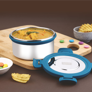 Conteneur alimentaire isotherme rond avec couvercle, rempli de chips de légumes au curry et de bonbons colorés, présentés sur un plateau en bois - Product Image 3
