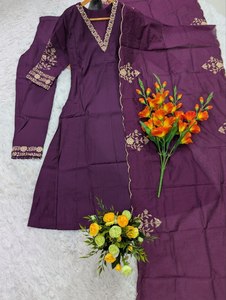 Conjunto de Kurta Morado Bordado para Mujer, Corte Holgado, Estilo Tradicional Indio-Pakistaní, Informal, de Rayón, Largo hasta el Tobillo, Elástico - Product Image 4