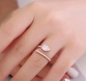 Anillo de Compromiso de Oro Rosa de 14K con Certificado IGI, Corte Pera de 1Ct, Anillo de Boda con Diamante Cultivado en Laboratorio, Joyería de Lujo, Banda Abierta con Engaste Pavé - Product Image 5