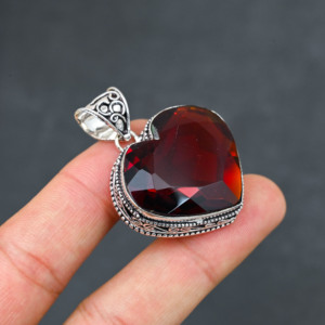 Pendentif de créateur de 1,80 pouce en argent sterling 925 plaqué, orné de grenat rouge synthétique étincelant de qualité supérieure, pour femme, vente en gros - Product Image 2
