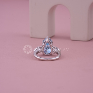 Anillo de oro blanco de diseño moderno con diamante de corte pera creado en laboratorio, certificado por IGI con claridad VVS para mujeres, procedente de la India. - Product Image 2