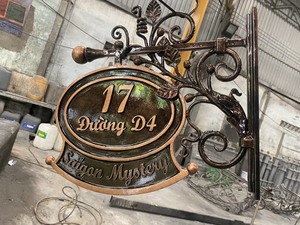 Plaque de numéro de maison traditionnelle en fer forgé, ovale noire avec lettres dorées, pour usage extérieur, hôtel, villa, design graphique - Product Image 6