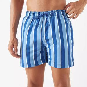 Shorts de bain rayés bleus personnalisés pour hommes, à séchage rapide, avec taille élastique et cordon de serrage, 100 % polyester - Product Image 2