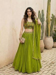 Lehenga Clásico de Lujo con Bordado y Lentejuelas, Silueta Imperio, Largo hasta el Suelo, Poliéster/Algodón, Listo para Usar, con Blusa y Dupatta para Boda - Product Image 6