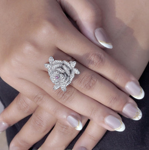 Anillo de Compromiso con Flor de Rosa Inspirado en la Naturaleza para Mujer, con Moissanita Pavé, Plata de Ley 925, Bañado en Rodio, Diseño Floral - Product Image 2