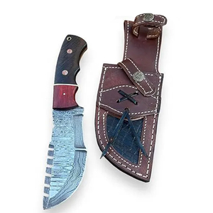 Couteau de chasse à lame fixe en acier Damas et acier au carbone, fabriqué à la main, avec manche en bois de Wengé Padauk et étui en cuir double transport - Product Image 1