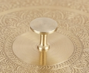 Boîte de rangement artisanale ronde en métal doré avec 6 tasses, couvercle anti-poussière, pour vaisselle de cuisine, style antique - Product Image 2