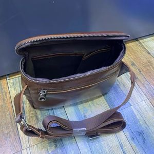 Sac Ando pour homme en cuir de vache véritable, sac bandoulière vintage avec rabat, fermoir métallique et sangle réglable - Product Image 5
