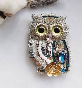 Broche élégante faite à la main avec des perles brodées, des perles de cristal de qualité supérieure et une broderie fine de style vintage - Product Image 2