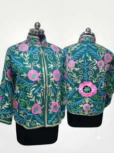 Veste en velours vert brodée Suzani pour femme, d'inspiration ouzbèke traditionnelle, motif floral, artisanale, art populaire bohème - Product Image 5