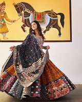 Ensemble Lehenga Choli pour femmes, tenue traditionnelle indienne pour mariage et fêtes, en coton, longueur au sol, coupe ample, avec imprimé dessiné à la main