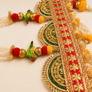 Adorno Floral de Lujo Hecho a Mano con Perlas y Borlas de Acrílico, Colgante para Puerta en Rojo y Dorado, Toran para Diwali, Bodas y Decoración Festiva del Hogar - Product Image 4