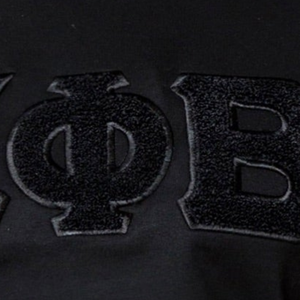 T-shirt en chenille noir Zeta Phi Beta pour femme, lettres grecques brodées, chemise de sororité, élégant, décontracté, haut de gamme, doux - Product Image 4