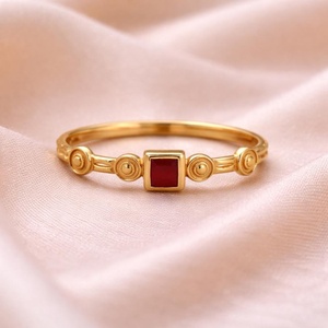แหวนทอง 18K ชุบทองเหลืองประดับทับทิมแดงทรงสี่เหลี่ยม ดีไซน์เรียบง่าย ลายดวงอาทิตย์ วงแหวนเล็กๆ เครื่องประดับสำหรับผู้หญิง ผู้ผลิต - Product Image 5