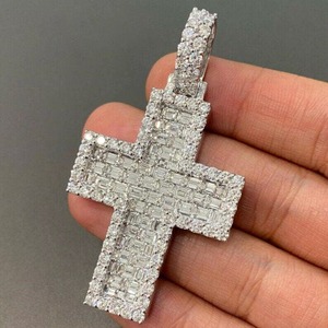 Pendentif de luxe certifié Dvars en argent sterling 925 plaqué or 18 carats, serti de diamants, émeraudes et moissanites taillées, motif croix, idéal pour les soirées - Product Image 1