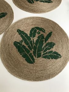 Set de table rond en bambou, design cerf nordique, tissage naturel fait main, motif noir et beige - Product Image 3