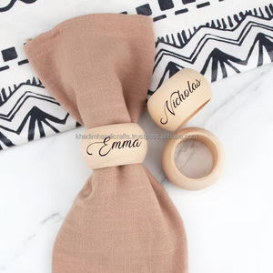 Ronds de serviette en métal argenté élégants, idéaux pour une décoration de salle à manger élégante et élégante avec un matériau durable et durable. - Product Image 1