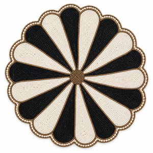 Set de table en verre noir ivoire perlé à motif de pétales alternés |   Tapis festonnés modernes faits à la main, résistants à la chaleur et écologiques - Product Image 1